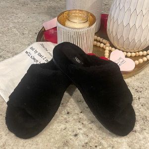 UGG slippers like new.